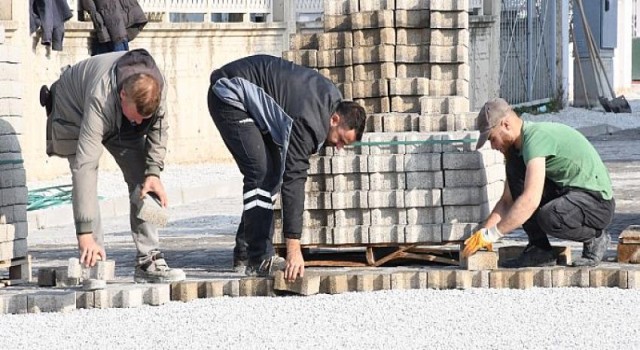 İznik Belediyesi merkez ve taşra mahallelerde tüm birimleriyle çalışmalarını aralıksız sürdürüyor.