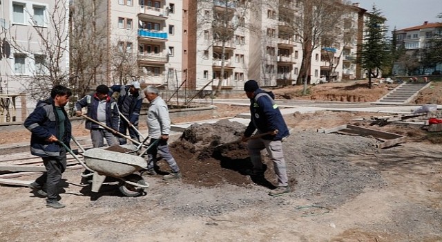 2000 Evler Mahallesi 5. Yol'da bulunan park, Nevşehir Belediyesi Park ve Bahçeler Müdürlüğü ekiplerince yenileniyor.