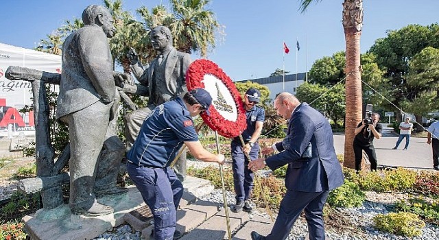 Başkan Soyer'den Ata'ya ve İnönü'ye saygı çelengi