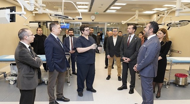 Medtronic, Koç Üniversitesi Hastanesi ve RMK AIMES, Robotik Asiste Cerrahi Alanındaki İş Birliği ile Türkiye&#39;de Bir İlke İmza Atıyor