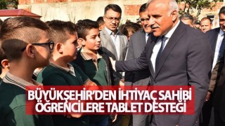 Trabzon Büyükşehir'den ihtiyaç sahibi öğrencilere tablet desteği