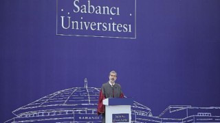 Sabancı Üniversitesi Mezuniyet Töreninde BioNTech’in kurucuları ve Sağlık Çalışanları ayakta alkışlandı