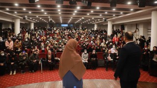 Akçaaba'ta ‘Genciz, Biz Geleceğiz’ adlı konferans düzenlendi