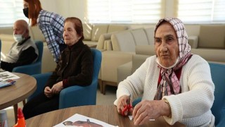 Alzheimer hastaları kolaj atölyesine katıldı