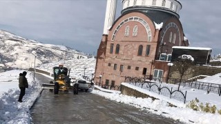 Büyükşehir kar temizleme çalışmalarına ara vermeden devam ...