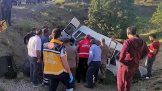 İşçileri taşıyan minibüs uçuruma yuvarlandı! Çok sayıda