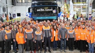 Ford Trucks 300 Bininci Kamyonunu Hattan İndirdi