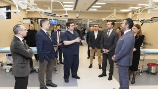 Medtronic, Koç Üniversitesi Hastanesi ve RMK AIMES, Robotik Asiste Cerrahi Alanındaki İş Birliği ile Türkiye&#39;de Bir İlke İmza Atıyor