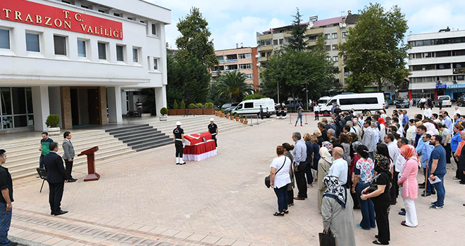 Vefat Eden Trabzonlu Emekli Vali Kaşif Tosun İçin Trabzon Valiliğinde Tören Düzenlendi