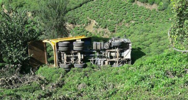 Trabzon'da Hafriyat Kamyonu Devrildi: 1 yaralı