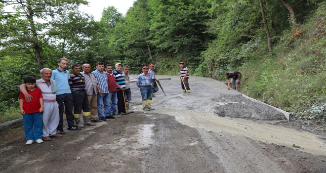 Vakfıkebir'de mahalle yol çalışması yapıyor