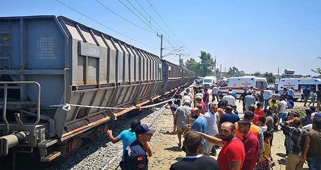 Tren servise çarptı, ölü ve yaralılar