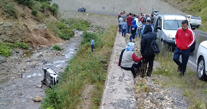 Araklı'da araç dereye uçtu