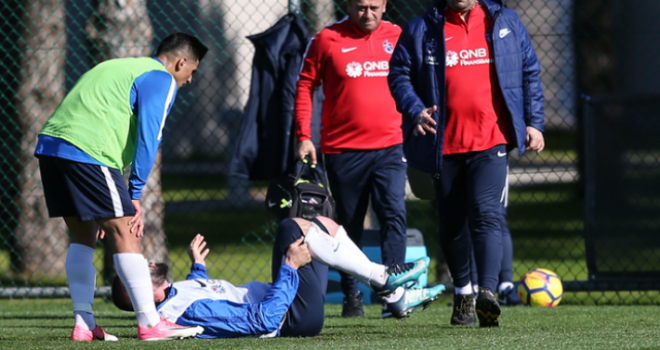 Trabzonspor'da sakatlık şoku! Burak Yılmaz sahayı terk etti