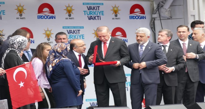 Erdoğan, Eren’in ailesine yeni evlerinin anahtarını teslim etti