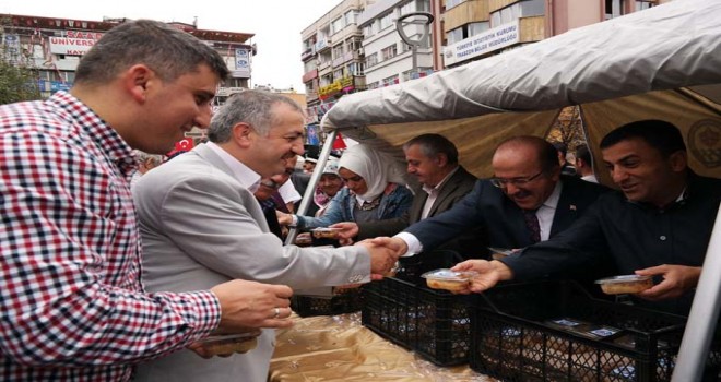 Büyükşehir Belediyesi 18 ilçede halka aşure ikram etti